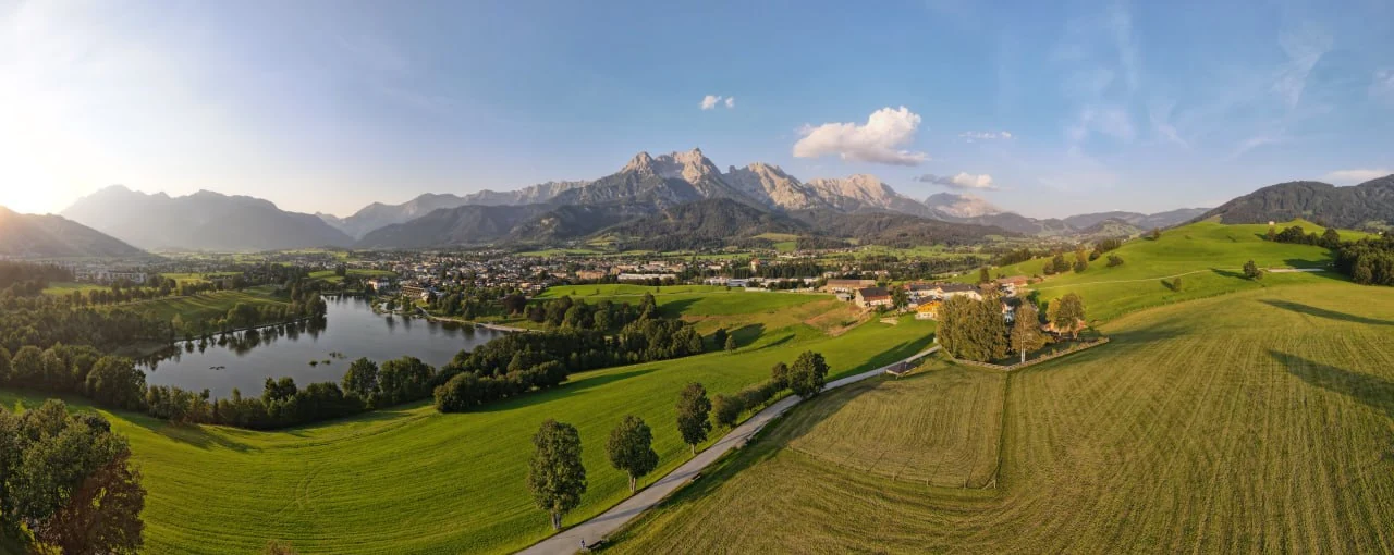 Blick über Saalfelden zum Steinernen Meer bei Abendlicht