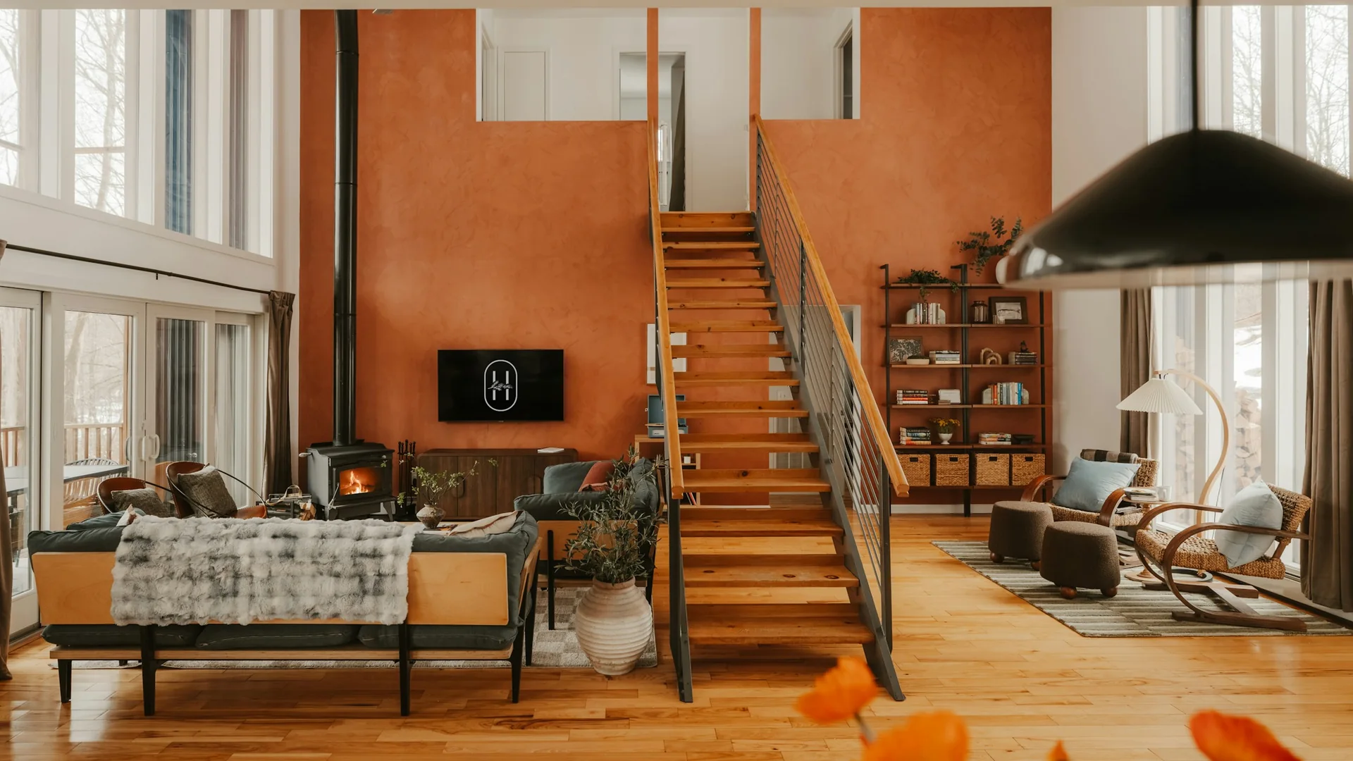 Fiktive Gestaltungsidee eines Wohnraums mit Holz, Sitzbank und offenen Regalen